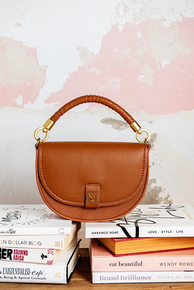 Abbacino Bandolera media luna en materiales reciclados cognac En oferta