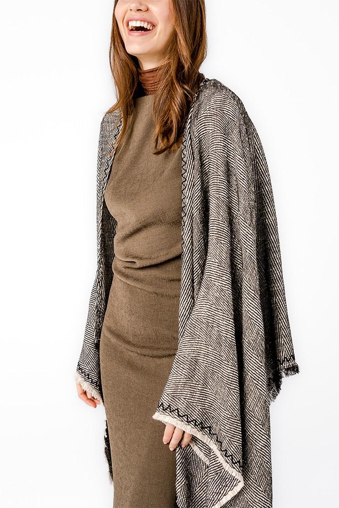 Abbacino Poncho con estampado lineal en negro Rebajas top