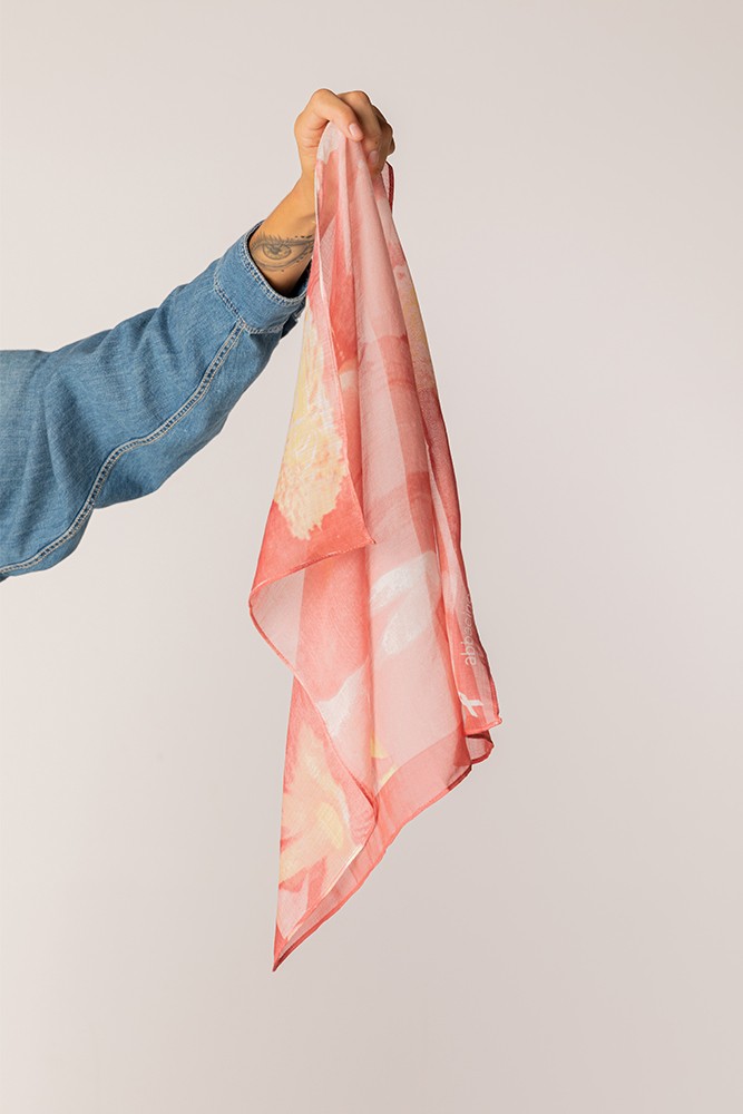 Abbacino Bandana de seda rosa a favor de la AECC Ahorra y exporta