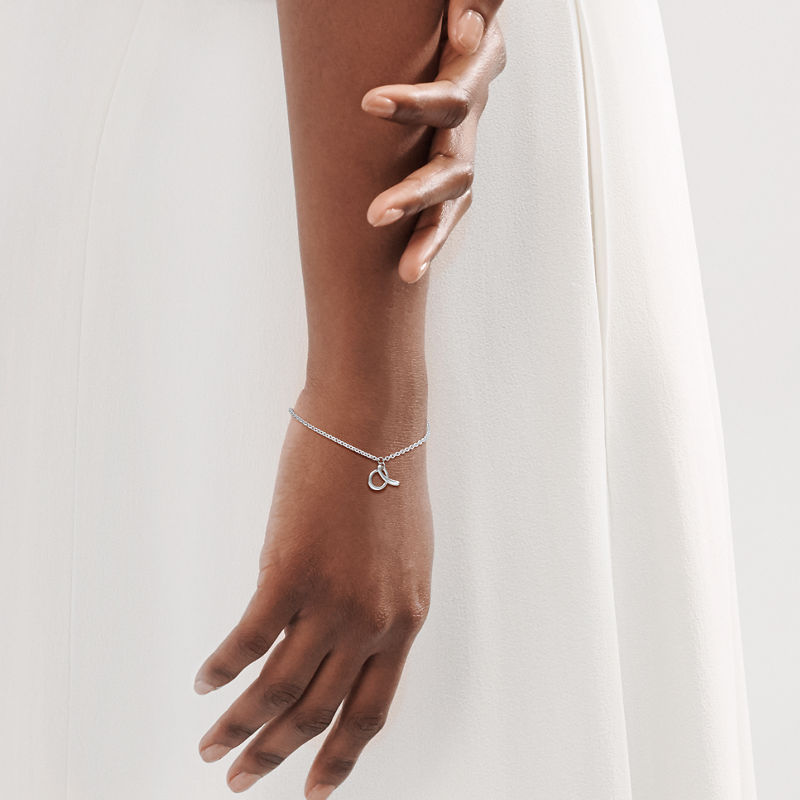 Tiffany & Co. Elsa Peretti® Pulsera con letra “A” en plata de ley Ofertas de temporada