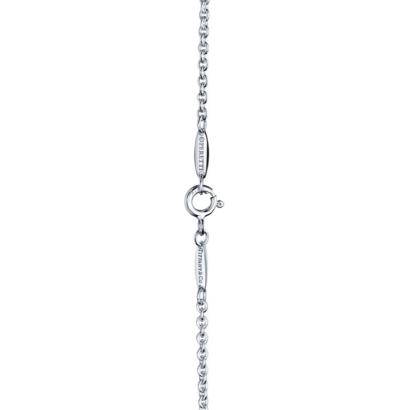 Tiffany & Co. Elsa Peretti® Pulsera con letra “A” en plata de ley Ofertas de temporada