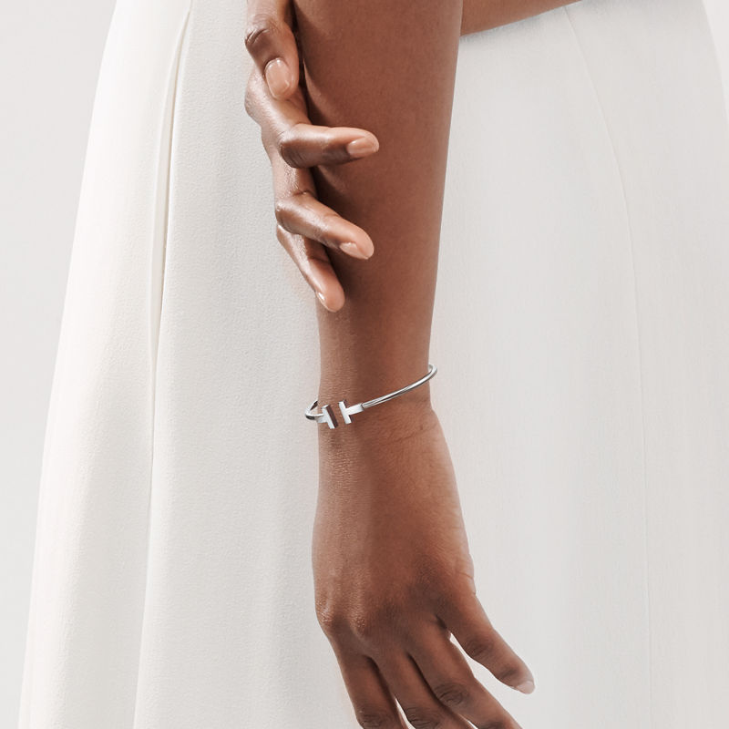 Tiffany & Co. Tiffany T Pulsera Wire estrecha de oro blanco 2025