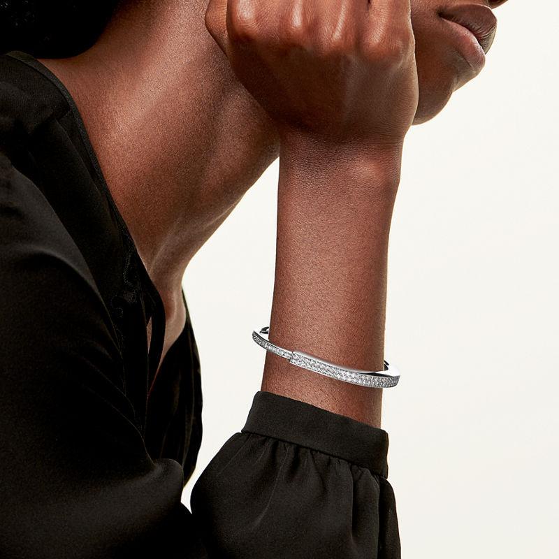 Tiffany & Co. Tiffany Lock Brazalete en oro blanco con pavé completo de diamantes Rebajas online