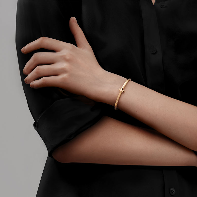 Tiffany & Co. Tiffany T T1 Pulsera con bisagra estrecha de oro amarillo Precio de fábrica