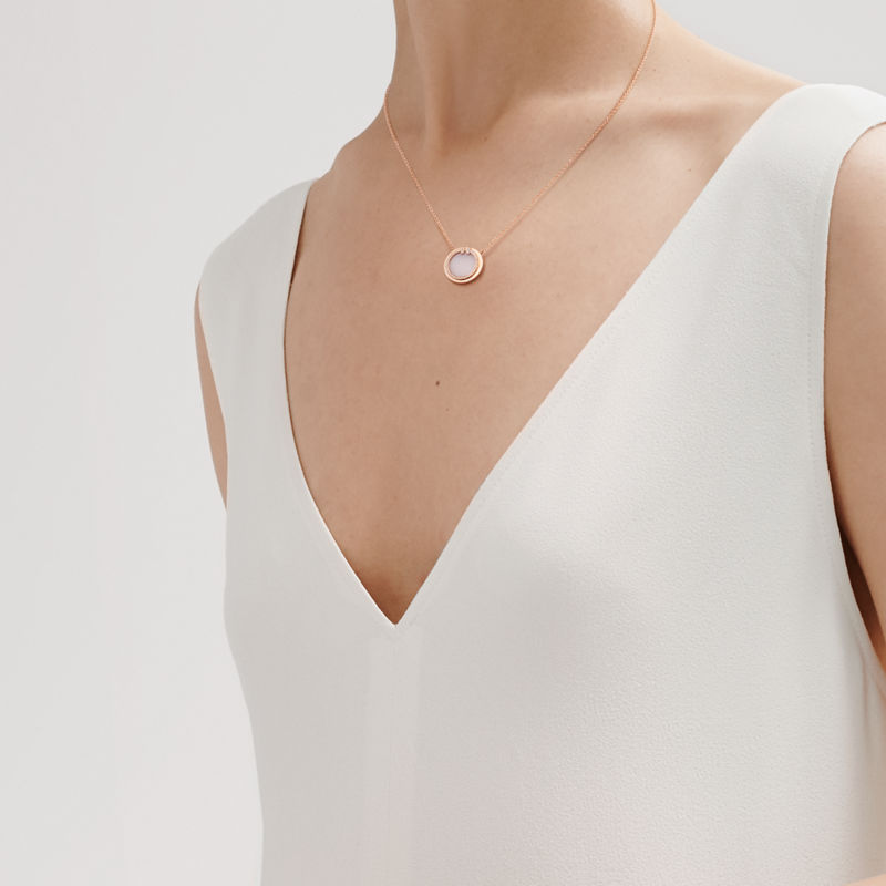 Tiffany & Co. Tiffany T Colgante circular de diamantes y ópalo rosa de oro rosa Solo queda un día