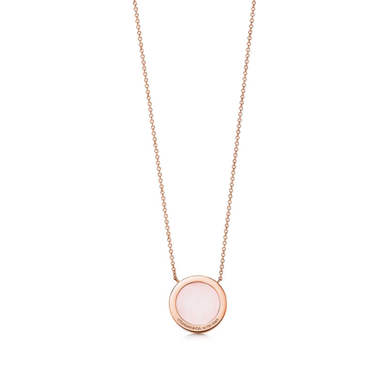 Tiffany & Co. Tiffany T Colgante circular de diamantes y ópalo rosa de oro rosa Solo queda un día