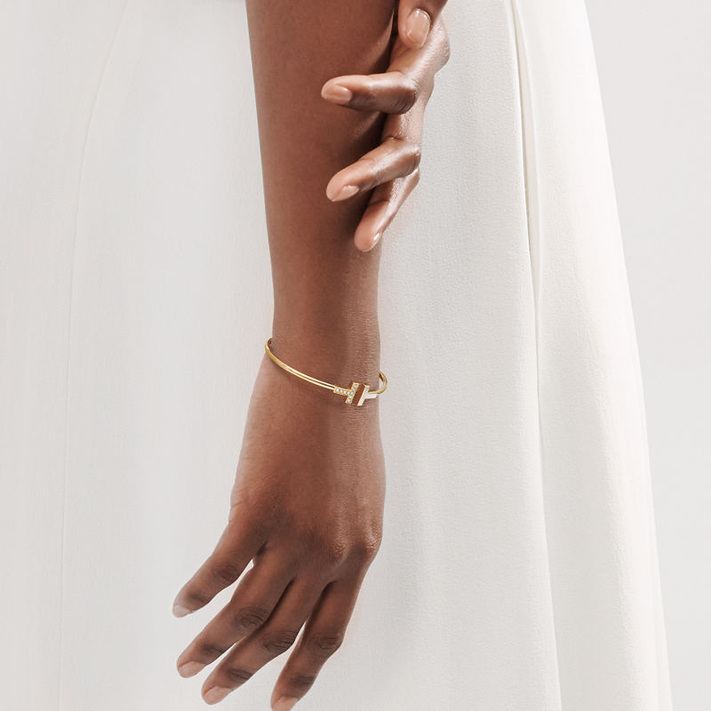 Tiffany & Co. Tiffany T Pulsera Wire de oro amarillo con nácar y diamantes Envío internacional gratuito