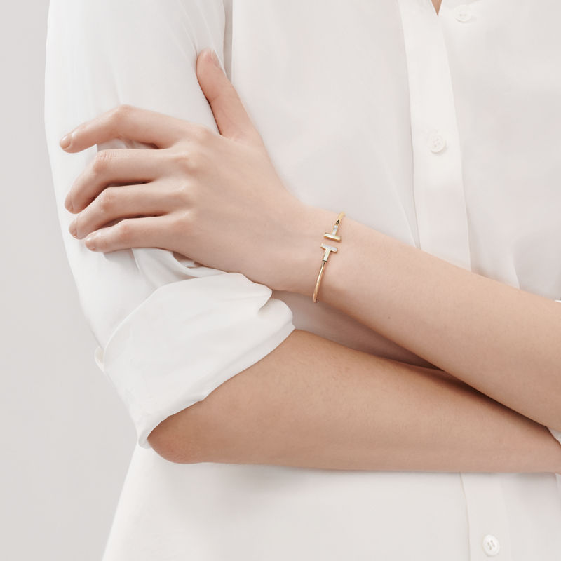 Tiffany & Co. Tiffany T Pulsera Wire de oro amarillo con nácar Libre de impuestos