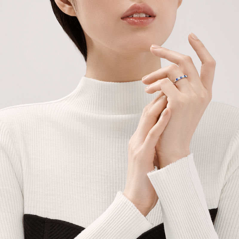 Tiffany & Co. Tiffany Forever Alianza en platino con medio círculo de zafiros y diamantes Últimos 3 días