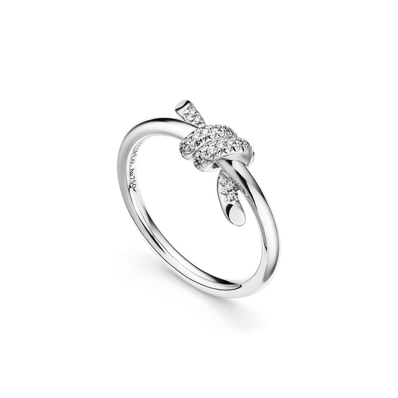 Tiffany & Co. Tiffany Knot Anillo en oro blanco con diamantes Ofertas de temporada