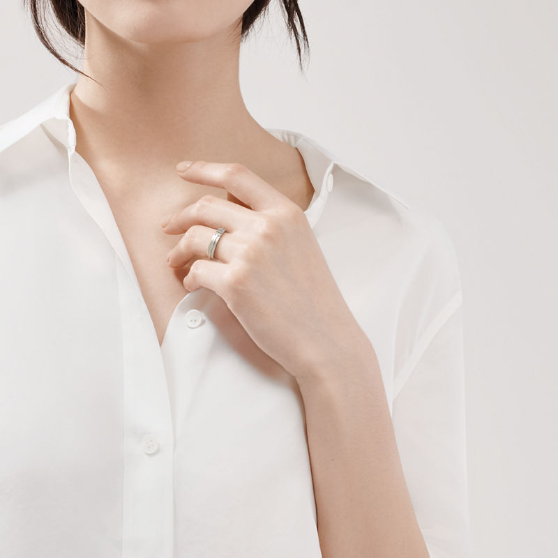 Tiffany & Co. Tiffany T Anillo estrecho de oro blanco 2025