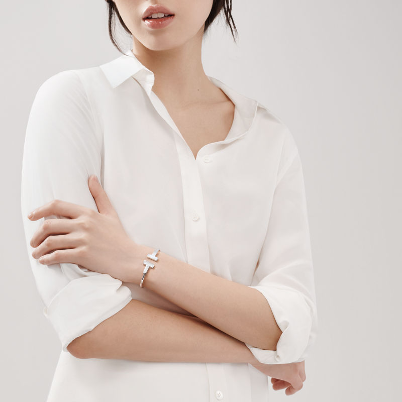 Tiffany & Co. Tiffany T Pulsera Wire ancha de oro blanco Rebajas