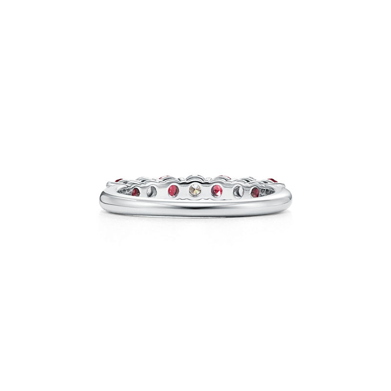 Tiffany & Co. Tiffany Forever Alianza en platino con medio círculo de rubíes y diamantes Oferta exclusiva