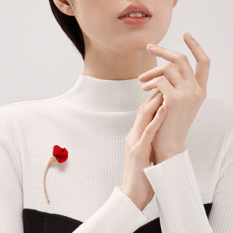 Tiffany & Co. Elsa Peretti® Broche Amapola de oro amarillo con seda de color rojo Rebajas