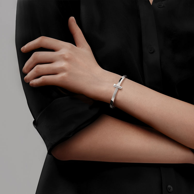 Tiffany & Co. Tiffany T T1 Brazalete articulado ancho de oro blanco Ofertas especiales