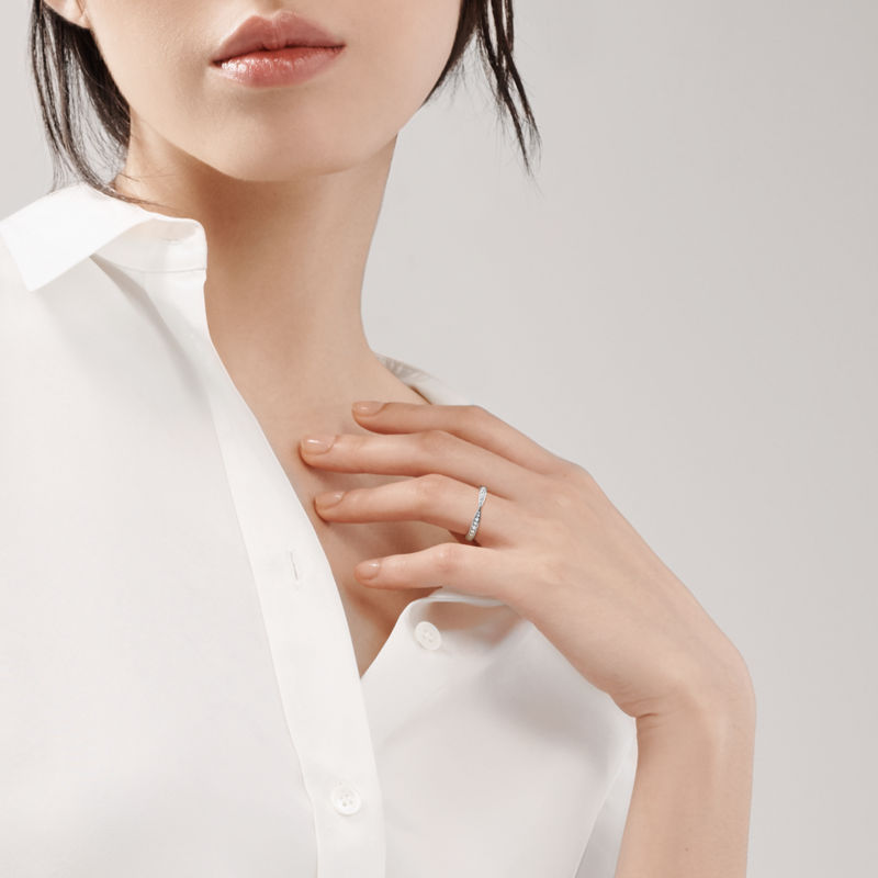 Tiffany & Co. Tiffany Harmony® Alianza en platino con diamantes 1 8 mm 2025