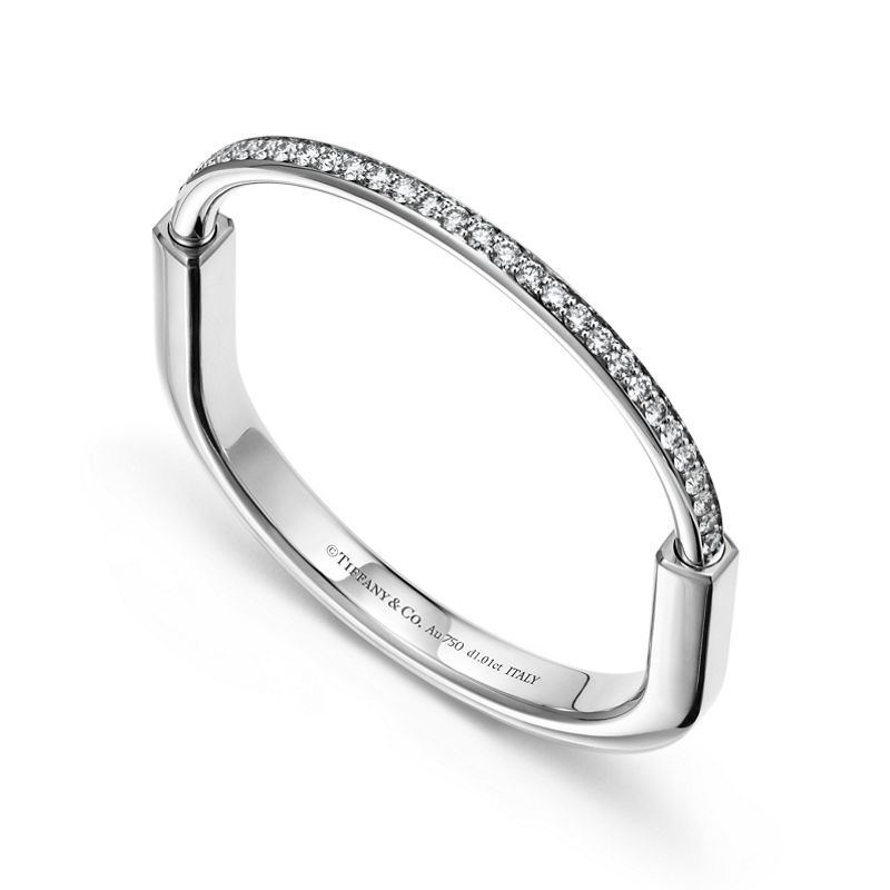Tiffany & Co. Tiffany Lock Brazalete en oro blanco con medio pavé de diamantes 2025