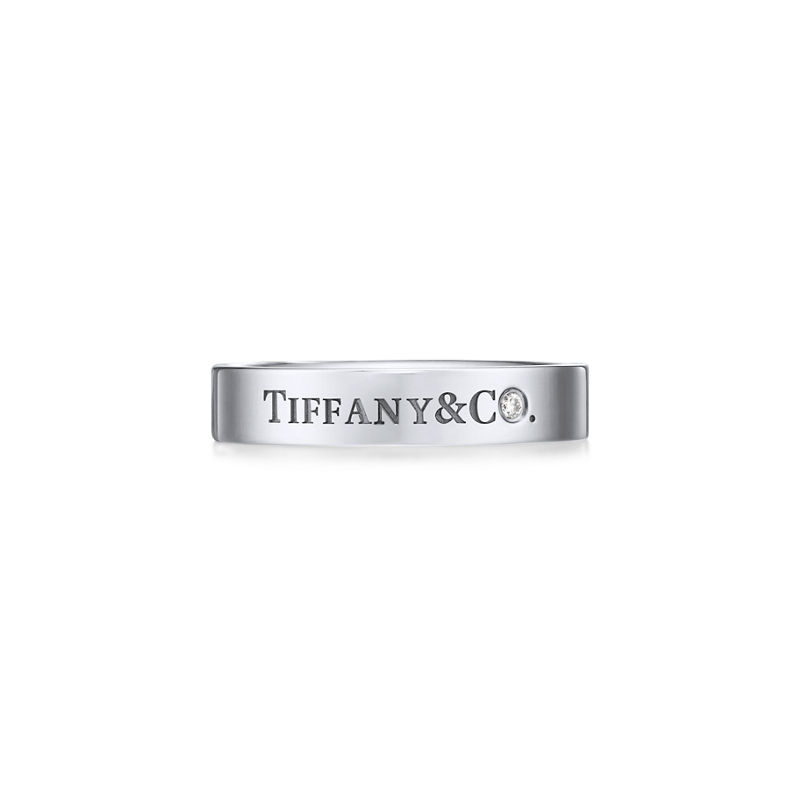 Tiffany & Co. T&CO.® Alianza en platino con un diamante