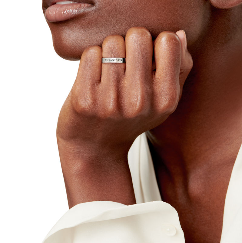 Tiffany & Co. T&CO.® Alianza en platino con un diamante Precio ultrabajo