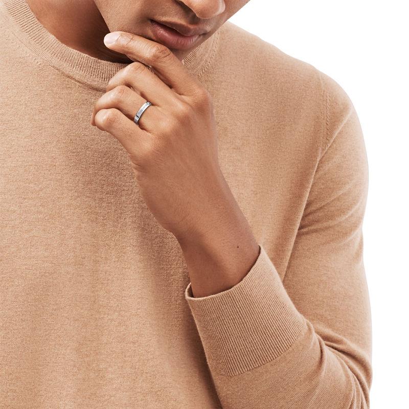 Tiffany & Co. T&CO.® Alianza en platino con un diamante Precio ultrabajo