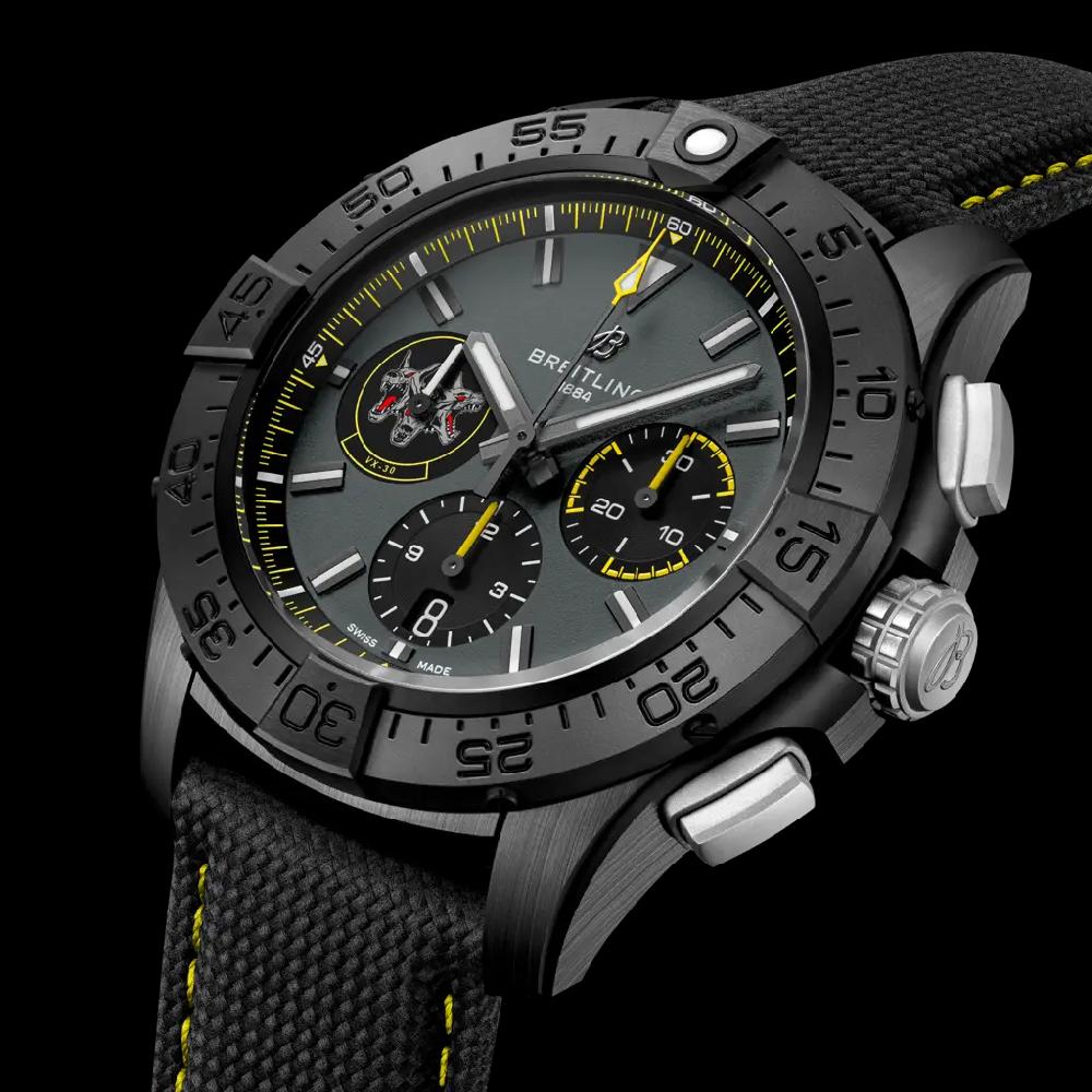 Breitling Avenger B01 Chronograph 44 Night Mission Bloodhounds En oferta